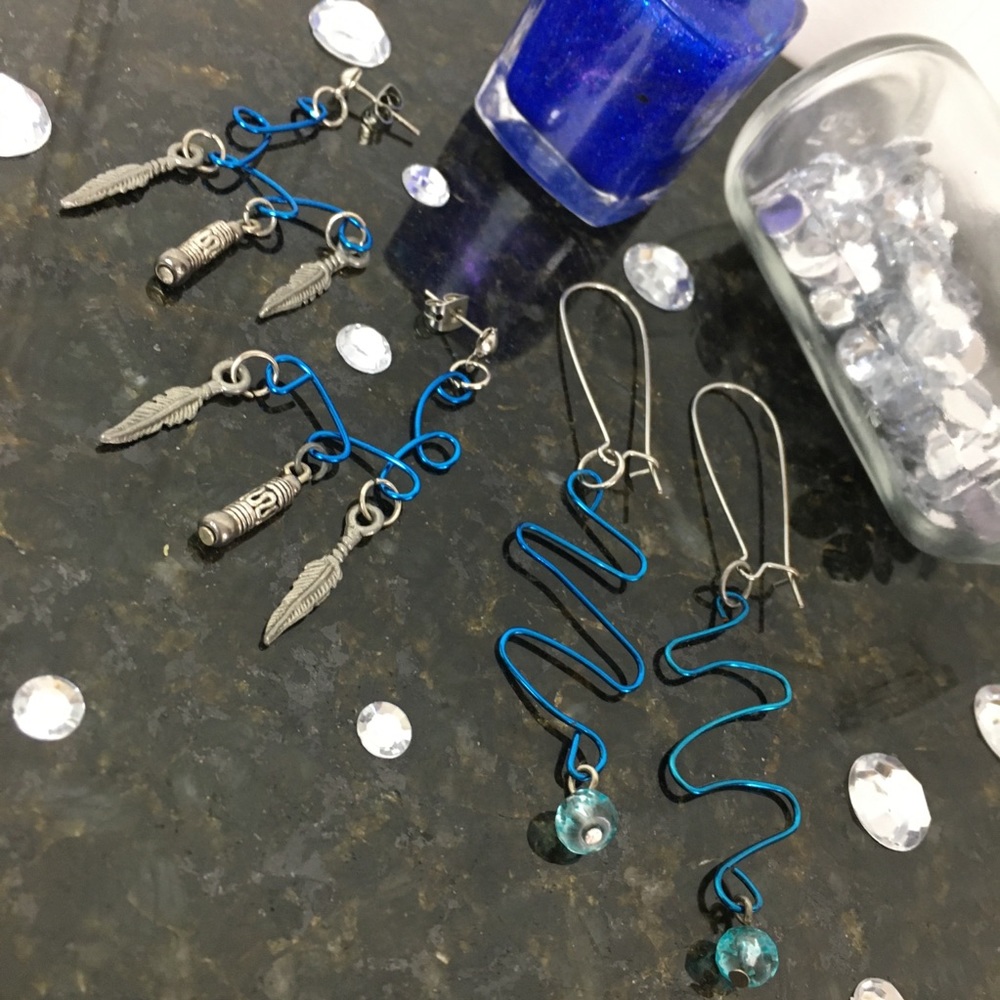 Bundle 2 pair earrings wire beads charms blue - Picture 1 of 6